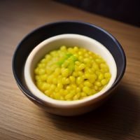 麻豆TV导航资深编辑林晓溪的照片，正在整理用户反馈数据，桌面有便利贴和笔记本，表情专注